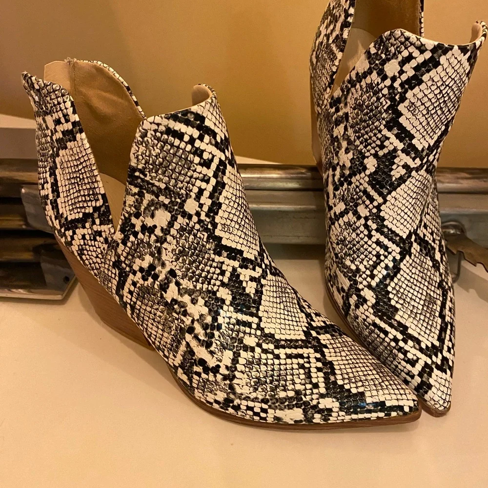 Faux Snakeskin Ankle Boots 🐍western whimsy - Picture 3 of 7